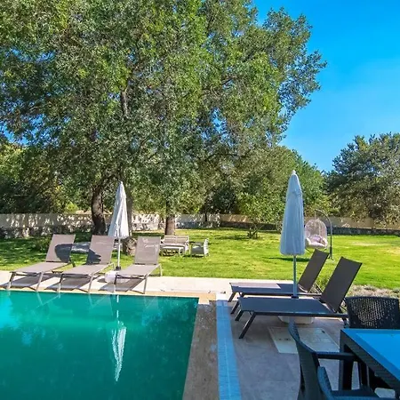 Genis Bahceli 4+1 Tatil Villasi