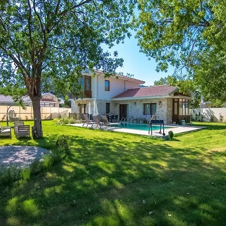 Genis Bahceli 4+1 Tatil Villasi Willa *